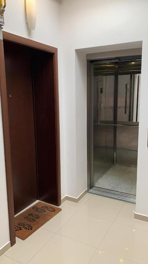 בוקרשט Centru Unirii Luxury Vip Apartament 2 Camere 98 Mp ! Parcare Subterana Privata Incalzita Iarna Si Climatizata Vara Doar Cu Rezervare In Limita Locurilor Disponibile ! Proprietate In Regim Hoteliep - Nu Are Bucatarie ! מראה חיצוני תמונה
